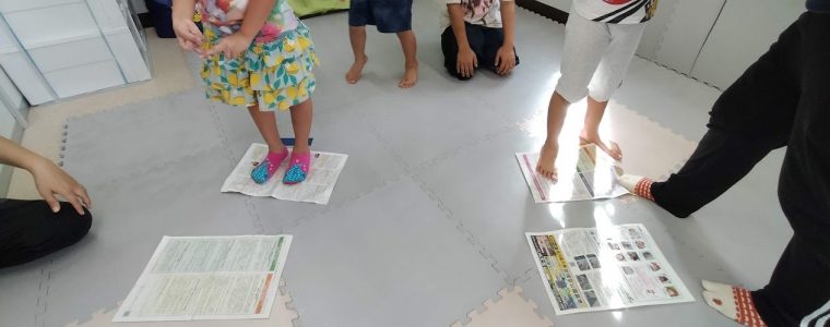 避難訓練と新聞紙遊び